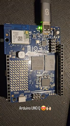 Panama Hitek on Instagram: "Arduino UNO Q conectado por primera vez 😍🙌🏻 #arduinounoq #arduino #diy"