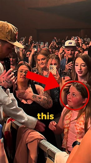 A fan sings Ordinary in front of Alex Warren… and her voice surprises everyone 🎤✨