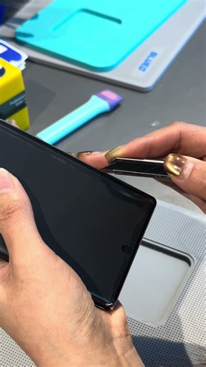 Can you tell the difference in the Huawei XTS's invisible full-coverage screen protector?