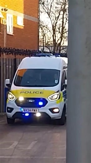 Metropolitan police ford transit Prisoner Transport van responding #metpolice #police #thinblueline