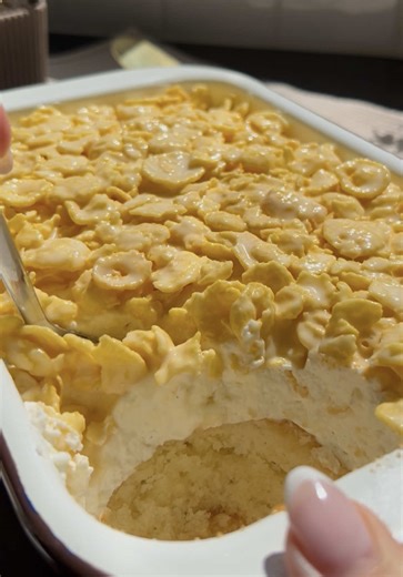 עוגת קראנץ׳ קורנפלקס שוקולד לבן מושחתת! 🤍✨ לעוגת וניל : \t•\t2 ביצים \t•\t½ כוס סוכר \t•\tכפית תמצית וניל \t•\t4 כפות שמן \t•\t6 כפות שמנת מתוקה \t•\t1 כוס קמח \t•\t½ שקית אבקת אפייה מי סוכר : \t•\t½ כוס סוכר \t•\t½ כוס מים \t•\tכפית תמצית וניל קרם וניל : \t•\tמיכל שמנת מתוקה \t•\t2 כפות אינסטנט פודינג וניל \t•\tכפית מחית וניל לקראנץ׳ שוקולד לבן פצפוצי: \t•\t80 גרם קורנפלקס \t•\t150 גרם שוקולד לבן \t•\tכף שמן ⸻ אופן ההכנה: בקערה טורפים ביצים וסוכר. מוסיפים שמן, שמנת ותמצית וניל. מוסיפים קמח ואב