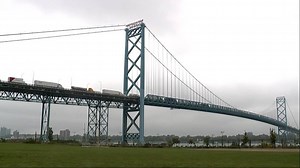 Traffic resumes at Ambassador Bridge after closure due to explosives probe | Globalnews.ca
