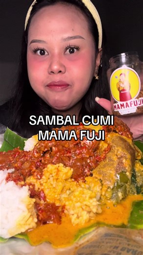 Aku kira lauk-lauk @Mama Fuji Real cuma viral doang sampai akhirnya aku coba basreng pedas daun jeruk, bawang goreng, sambal cumi. Dan detik itu juga aku paham kenapa orang bisa habis satu bungkus tanpa sadar. Yang bilang “biasa aja” mungkin belum nyobain varian yang tepat. Scroll sebelum nonton = aman Nonton sampai akhir = siap-siap checkout sendiri 😭🔥 #MamaFuji #Reviewmaka #FYP #promomakanharian #rekomendasimakanan