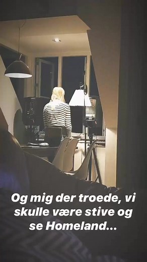 I går var det præcist fire år siden, at mit liv blev vendt totalt på hovedet💛 Landet var lige blevet lukket ned, og jeg fik en skør idé, om at synge ud til mine naboer i gården her på Amager. Fra den vindueskarm, hvor jeg i skrivende stund ligger på en madras i forårssolen☀️ Jeg havde set videoer fra Italien, hvor operasangere sang for naboerne. Det ville jeg også!! Jeg valgte at synge “Lyse Nætter”. På det tidspunkt var den ikke blevet sunget under corona før🩷 Jeg følte bare, at den passede p