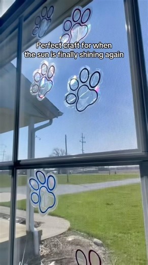 Make suncatcher window clings with cricut #cricut #suncatchers #cricutmade