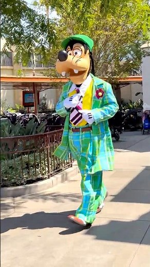 Goofy's Entrance Had Everyone Smiling! 💚