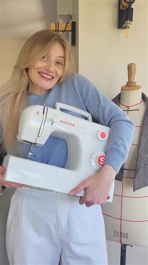 Nouvelle arrivée dans l’atelier de @madocouture_ : la Singer Madam 6 🧵⁠ ⁠ Place à l’unboxing ! @madocouture_ découvre sa toute nouvelle machine à coudre mécanique, idéale pour donner vie à ses idées couture, des plus simples aux plus créatives ✂️⁠ ⁠ 🧰 Au programme :⁠ ✔️ 32 points différents⁠ ✔️ Enfilage simplifié⁠ ✔️ Réglage facile de la longueur et de la largeur de point⁠ ✔️ Une machine robuste, intuitive et pensée pour durer 💪⁠ ⁠ Une vraie alliée pour coudre au quotidien avec plaisir et eff