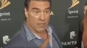 Un actor mexicano propina una sorprendente bofetada a un reportero de Univisión en directo