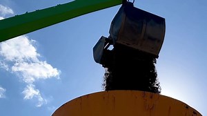 PRODUCT SPOTLIGHT: Clamshell Bucket 🔥 The Bateman Clamshell Bucket provides the best solution for loading, re-handling & digging. Our Hydraulic Clamshell Buckets come in light, medium & heavy-duty models with either open or closed back designs. Don't settle for nothing but the best! Visit https://loom.ly/xsyF1PE for more info. Shout out to Andrew Athias from Silvi Materials for the footage! 💪 - - - - #batemangrapples #clamshell #sand #materialhandling #sennebogen #materialhandler #clambucket #