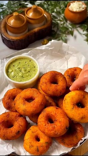 "Crispy Medu Vada Recipe | South Indian Breakfast Special 🍽️✨" #meduvada
