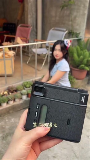 A new Polaroid shooting method with an upper and lower composition has been