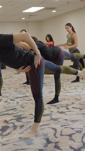 🔗 Finding True Parallel More often than not, dancers try to use turnout in positions that should be fully parallel — and a super common place this shows up is the flat-back arabesque (single-leg deadlift). Here’s why alignment matters👇 When the working leg externally rotates in arabesque: ❌The hip opens to the side ❌The pelvis rotates unnecessarily ❌The standing leg is forced to counteract — often internally rotating and pronating at the ankle This chain isn’t just unstable… it reduces clean h