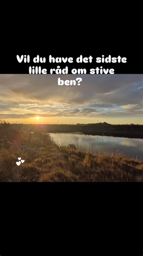 Vil du have det sidste lille råd om stive ben?? Så scroll nedad og læs det råd, du kan bruge alle vegne... Som intet koster og som de fleste, på den ene eller anden måde, kan 🙏🏻 Og oplever du udfordringer, så hiv mig i ærmet, så kommer jeg straks med alternativer. Her er hvad du gør: 1. Læg dig på ryggen - enten på gulvet (måske i nærheden af en stol eller væg eller i din seng, med numsen helt op imod væggen. 2. Smæk benene op - enten på stolen i en ret vinkel eller op ad vægge med strakte ben