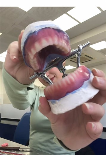 Understanding Full Dentures: A Comprehensive Overview