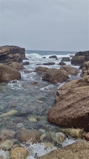 Nuestro refugio entre rocas y salitre 🌊 A solo unos pasos de casa, bajando el sendero desde Turismo Rural El Piensu, se encuentra nuestro mayor tesoro: el pedreru. Este es nuestro rincón secreto. Un lugar donde el tiempo se detiene y el ruido del mundo desaparece. Aquí no hay prisas, solo el sonido rítmico del Cantábrico rompiendo contra las piedras y el eco de nuestras propias conversaciones. Es el sitio donde bajamos a resetear la mente, a respirar profundo y a conectar con lo que de verdad i