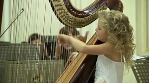 A harpa, juntamente com a flauta, é um dos instrumentos mais antigos. Mas quem disse que as crianças também não se interessam? #antena1 #harpa #music via Opera Planet | Antena 1