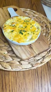 Creamy Baked Garlic Prawns 🦐 By Priyanka Govender - Chanderdeo This baked prawn appetiser is one of my favourites. It’s creamy, cheesy, garlicky, and tastes amazing. Some restaurants have it on their menu, and it’s really easy to make. Serve it with fresh sliced bread or fresh rolls and enjoy. Also, I bought this escargot dish a long time ago. I think it's from Mr Price Home. If you Google "escargot dish," I'm sure you will be able to find it. INGREDIENTS - 6 prawns - 2 tablespoons cheese - 1 t