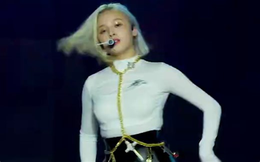 momoland Nancy白色皮衣饭拍