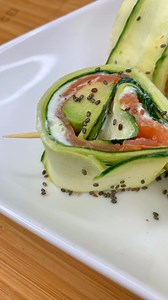 🍣 « Sushis » courgettes - environ 500 kcal - 2 courgettes- 60 g de fromage à tartiner - 2 tranches de saumon- 1 avocat - Sel, poivre, épices - Graines de chia ou sésame 📚 Fais ton rééquilibrage alimentaire 100% personnalisé grâce à nos livres et appli. Dispo sur Amazon en tapant « mmmBook » | Les recettes saines et gourmandes de mmmEat