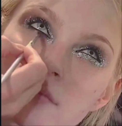 Jessica stam backstage at rue du mail fall runway show #jessicastam #runwayshow #slavicdoll