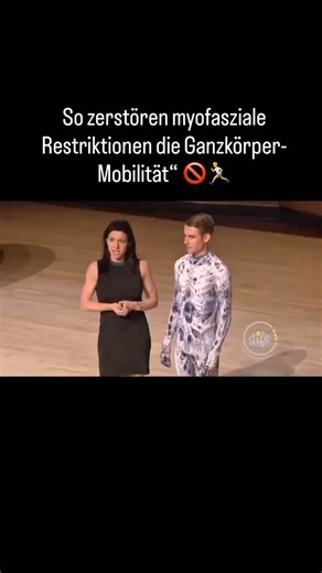 Andreas Wagner | Körpergesundheit 30+ on Instagram: "Deine Faszie steuert ALLE Teile deines Körpers. Stell dir vor, dein Körper ist ein Tisch – und die Faszie ist die Tischdecke. Wenn du die Tischdecke verschiebst, verschiebst du automatisch alles, was draufsteht. Genau das passiert bei myofaszialen Restriktionen: Sie wirken wie ein Knoten im System – und plötzlich stimmt die Ausrichtung nicht mehr. Ergebnis: Bewegung wird überall schlechter, nicht nur „an der Stelle“. Und jetzt kommt’s: Wenn de
