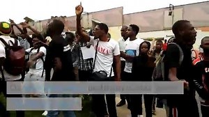 Jovens angolanos protestam contra gradualismo das autarquias Algumas dezenas de manifestantes angolanos foram para a frente da Assembleia Nacional protestar contra o gradualismo na criação das autarquias. Entre momentos de alguma tensão, ficou a mensagem: "Gradualismo é crime". | Moz Massoko