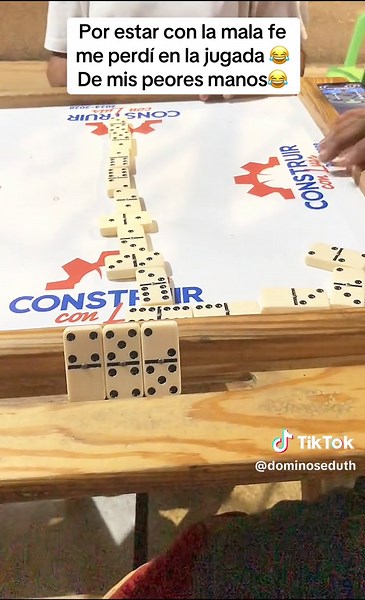 Nunca jueguen así🤣#DominoRD 🇩🇴 #JugandoDomino #Dominó #DominóChallenge #DominóTime #MesaDeDomino #DominóConLosPanitas #DominóCallejero #DominóDominicano #DominóLatino #JuegosDeMesa