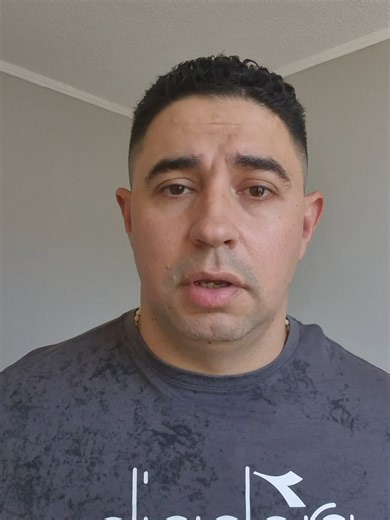 Pagas sin efectivo. Sin tarjeta. Sin contacto. Solo acercas el dispositivo… y listo. Eso es NFC: comunicación inalámbrica de corto alcance que permite intercambiar información con solo aproximar dos dispositivos. En este episodio de IA sin diccionario explicamos cómo funciona, por qué es segura y dónde la usamos sin darnos cuenta todos los días. La tecnología más poderosa a veces es la que ni notas. #nfc #campocercano #pagosincontacto #contactless #pago #sincontacto