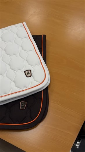 ✨ This saddle pad is in a league of its own.⁠ The CAVALLARA impresses with its elaborate diamond quilting and woolly upper material, which immediately exudes elegance.⁠ Orange contrasting piping and the high-quality Cavallo logo add a touch of class.⁠ ⁠ Removable upper girth straps, divided lower straps for optimal fixation – well thought out down to the last detail.⁠ Premium looks meet perfect function.⁠ ⁠ ⁠ 👉 Watch the reel and tell us: Team Elegance or Team Function – or both?⁠ ⁠ ⁠ ✨ Diese S