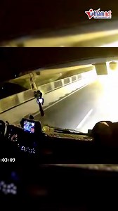 6.9K views · 46 reactions | Chiếc xe container bất chấp nguy hiểm chạy ngược chiều trên cao tốc, ngay ở làn trong cùng sát dải phân cách khiến tài xế xe tải đi đúng đường phải“rùng rợn”. #Vietnamnet #Xe #TT | Vietnamnet.vn | Facebook