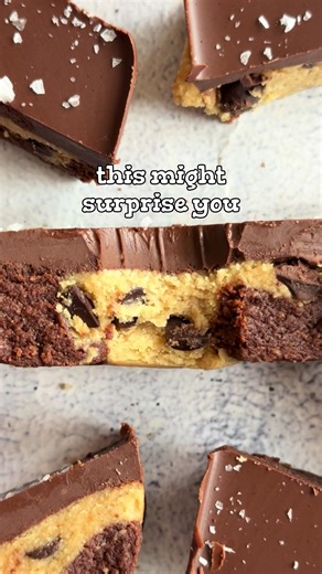 One of the BEST things you can make with just 5 easy to find pantry ingredients. Trust me, you do not need to buy overpriced shop bought treats that are full of ultra processed ingredients - make this BROOKIE slab instead, it’s perfection 🤌🏼 Go try it for yourself, it’s so easy and SO good. Here’s how 👩‍🍳 Base 🔹1 cup ground almonds 🔹1/3 cup peanut butter 🔹1/4 cup maple syrup 🔹2 tbsp cacao powder 🔹1/4 cup chocolate chips Topping 🔹 1 cup chocolate chips 🔹 2 tbsp peanut butter ▪️mix the 