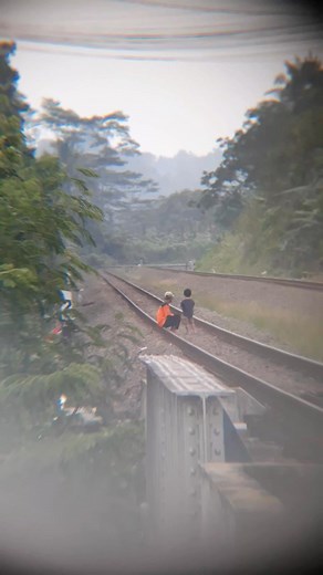 Berbahaya!!! Dilarang beraktifitas diarea jalur kereta api. #keretaapi #indonesianrailroad #railways #train #fyp #kai #pengikut #semuaorang | Heru Santoso
