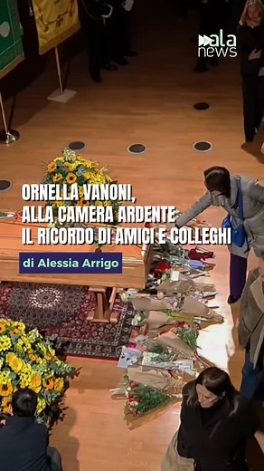 Ornella Vanoni, l’ultimo saluto al Piccolo Teatro Grassi A Milano si apre la camera ardente dell’artista: una folla di fan, cittadini e volti noti arriva per omaggiare una voce che ha segnato la musica italiana. Dai ricordi dei Vip emergono le sue qualità più amate: “autentica, intelligente e libera”, ma anche “generosa e ironica”. Presenti, tra gli altri, Fiorella Mannoia, Lella Costa, Arisa e Simona Ventura #ornellavanoni #milano #news | Alanews - video e giornalismo