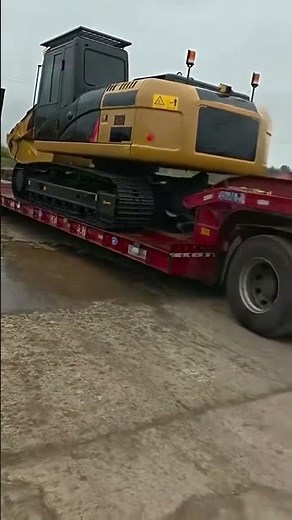 A used Caterpillar 320 excavator is being cleaned and prepared for shipment to Shanghai Port