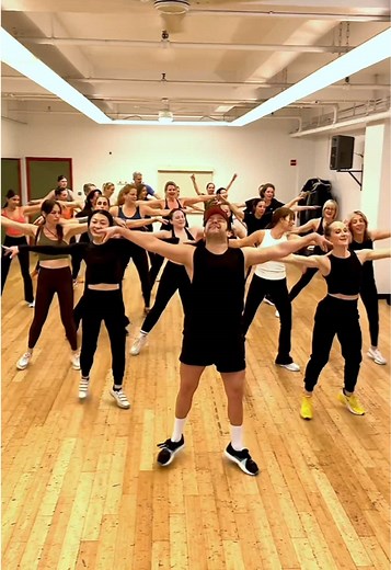 🎶 Let’s do this one more time oh oh oh… #starships @Nicki Minaj ✨✨✨💕 #nickiminaj #choreography