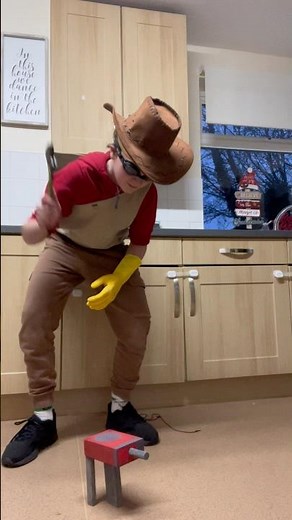 TF2 engineer building sentry +￼ kazsky kick