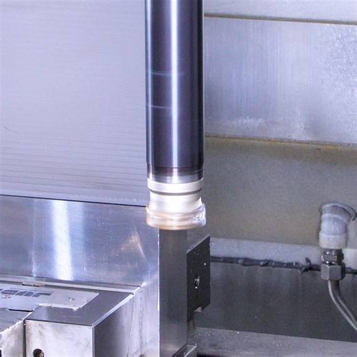 Představujeme WHISPERLINE od společnosti ISCAR – dokonalé řešení pro náročné aplikace frézování s velkým vyložením! Systém WHISPERLINE je navržen pro minimalizaci chvění a je plně kompatibilní s modulárním systémem ISCAR CAMFIX, čímž poskytuje mimořádnou flexibilitu při použití na obráběcích strojích. Je ideální pro aplikace s dlouhým vyložením až do 6×D, vyniká při hrubování i dokončování a zajišťuje velmi dobrou drsnost povrchu spolu s prodlouženou životností nástroje. Díky vnitřnímu přívodu c