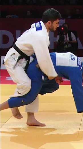 The home crowd erupts as Nurali Emomali deliveres gold for Tajikistan! 🇹🇯🥇