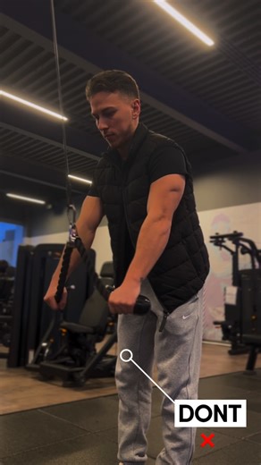 A R D I T O S | Online Fitness Coach on Instagram: "Tricep cable extensions look like a simple exercise… but I see MOST people doing it wrong ❌ Just because it’s “simple” doesn’t mean you can ignore form. Ego lifting + rushing reps doesn’t grow your arms… it grows elbow pain. DON’TS: ❌ Ego weight ❌ Half reps (no stretch) ❌ Elbows flying / swinging body ❌ Feeling it in the elbow joint DO’S: ✅ Lighten the weight = full control ✅ Full stretch at the top (forearm to bicep) ✅ Elbows pinned to your si