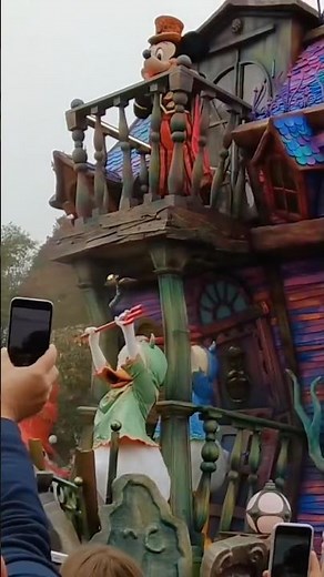 Throwing it back to Halloween 2019 at Disneyland Paris 🎃🏰