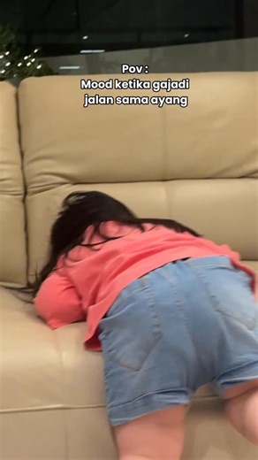 Jennie & Jevvi on Instagram: "Padahal udah rapih, tapi gajadi jalan🥲 Kalau onti & uncle sebel juga ga? #jejebutter #bayikembar #cutebaby #bayilucu #baby"