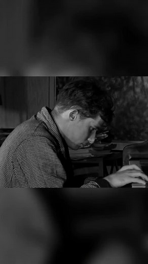 Glenn Gould's Unique Piano Playing Style Explained