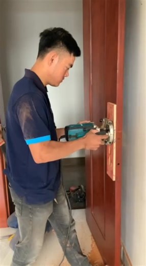 ស្វាន កាត់ ចោះ ទ្វារសុក្រម ដើម្បីបំពាក់សោ សុវត្ថិភាព install smart lock onsite Key Lock | Key Lock Solution ផ្គត់ផ្គង់សោសុវត្ថិភាពគ្រប់ប្រភេទ