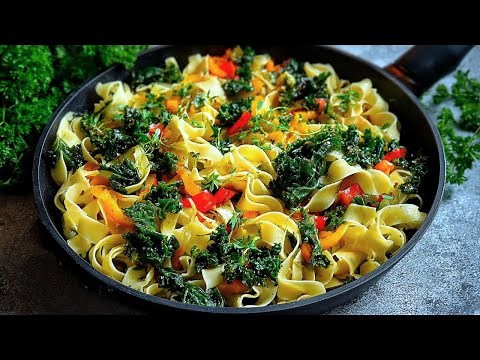 Grünkohl-Nudelpfanne: Power-Food für die kalte Jahreszeit. Grünkohlrezept mit Sahnesoße, vegetarisch