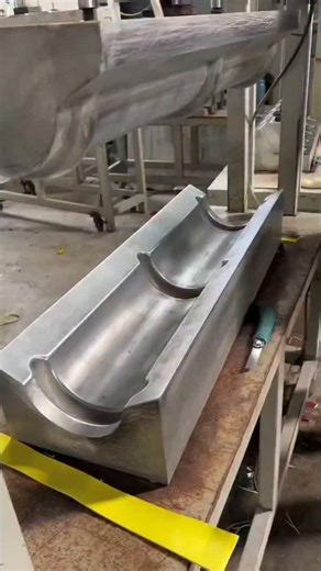 wildlifewiith on Instagram: "Япония внедряет революционную технологию, преобразующую каждый шаг человека в электричество: пьезоэлектрические плитки. Эти плитки поглощают энергию давления и вибрации, создаваемую каждым шагом пешехода, и преобразуют эту механическую силу в электрическую энергию. Пьезоэлектрические элементы, встроенные в плитки, слегка деформируются, генерируя слабый электрический ток. Каждый шаг генерирует небольшое количество энергии, но миллионы шагов в совокупности генерируют д