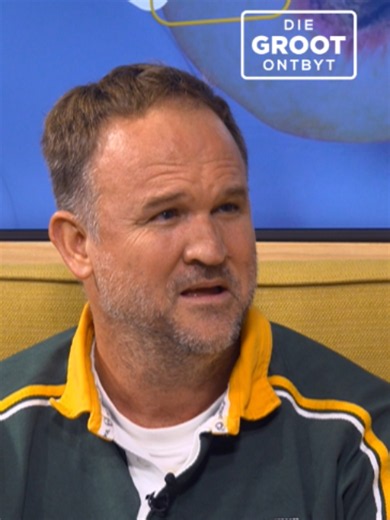 Wanneer ons sê BOKKE BO!! Vat Robbie Wessels dit 'n stappie verder... BOKKE BO ALLES!! 😂🤭 Hoe lief is jy vir die Bokke? 🏉 🇿🇦 Bly jy wakker vir die wedstryd 23h00, of gaan jy gaan slaap? Ons dink ons weet klaar wat is Robbie se antwoord… 😂 #DGO #DieGROOTontbyt #bokke #springboks