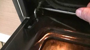 Comment démonter une porte d'un four Whirlpool ?