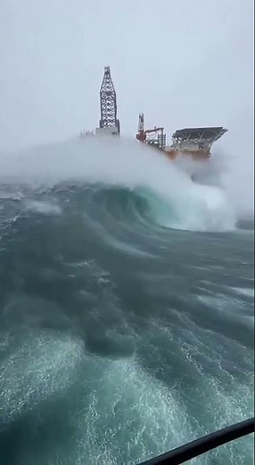 Rogue Wave Destroys Oil Rig