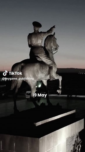 Kimimiz sahada, kimimiz oyun alanında mücadele ediyoruz. Ama hepimiz aynı ruhun peşindeyiz. 19 Mayıs Atatürk’ü Anma, Gençlik ve Spor Bayramı kutlu olsun!🇹🇷