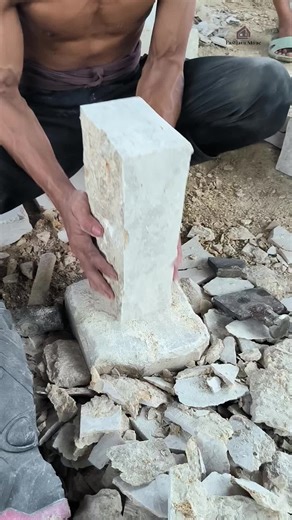 Batu alam kasar warna cream. #batualam #dinding #hiasandinding #desaindinding #batualamdinding #stonecraft #stonework #construction #rumahminimalis #dindingminimalis